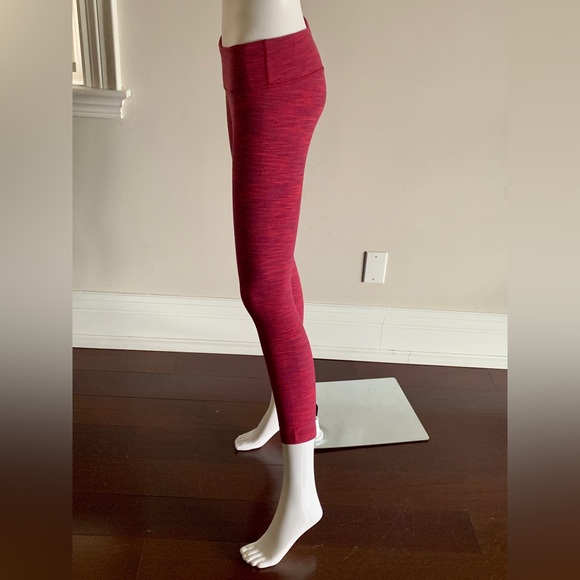 NWOT lululemon Mid-Rise Cropped Leggings in Patterned Pink - Picture 5 of 6